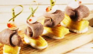 Канапе с говяжьим языком, мини-початками кукурузы и маринованным луком
