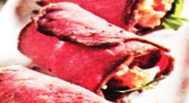 Рулетик из ростбифа с томатом, рукколой, тунцом и вустерским соусом