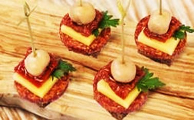 Канапе пепперони с вялёными томатами и маринованными шампиньонами