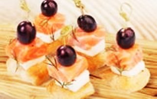 Семга с сыром фета и виноградом на слоеном тесте