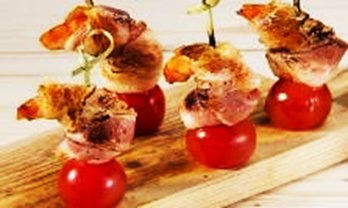 Канапе с тигровыми креветками в беконе на черри