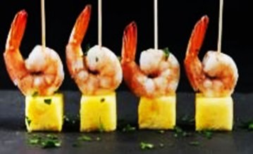 Канапе с тигровыми креветками и ананасом