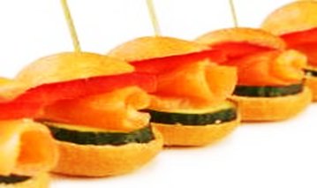 Малосольный лосось на сливочном креме со свежим огурцом и паприкой на булочке-бриошь