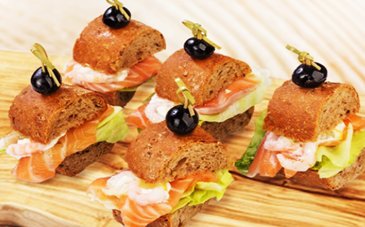Французский багет с малосольной семгой и сливочным кремом