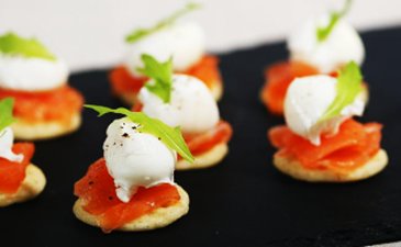 Слабо солёное филе лосося с перепелиным яйцом