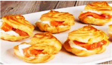 Профитроли с маринованным лососем и сыром филадельфия