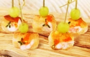 Канапе с лососевым муссом и креветкой на слоеном тесте