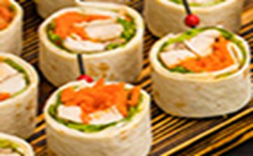 Мини рулеты из куриной грудки с морковью по корейски с тортильей