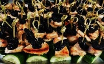 Филе индейки, обжаренное в медовом соусе с чёрносливом на свежем огурце