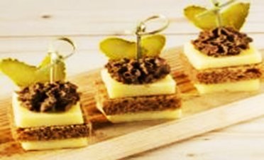 Канапе с сыром и куриным паштетом на бородинском хлебе с маринованными корнишонами