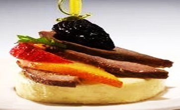 Копчёная утиная грудка с грушей под винно-медовой каремелью