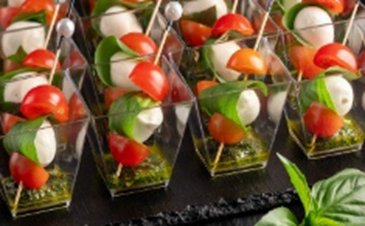 Помидорки черри с сыром моцарелла и соусом песто