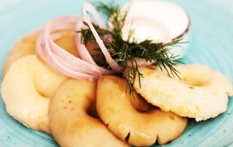 Грузди со сметаной и маринованным луком