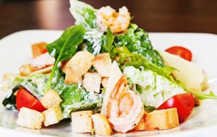 Салат Цезарь с креветками