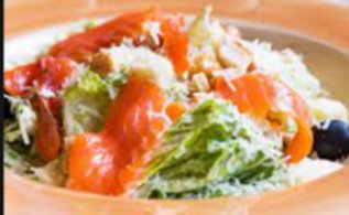 Салат Цезарь со слабосолёным лососем