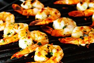 Тигровые креветки в чесночном соусе шашлычки на листе салата с чесночным соусом