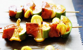 Шашлычки из лосося с лаймом и сливочно-лимонным соусом