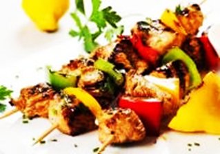 Шашлычок из куриного бедра с шампиньонами и болгарским перцем с кисло сладким соусом