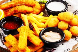 Ассорти из сырных шариков, куриных нагетсов, картофеля фри, чесночные гренки из бородинского хлеба