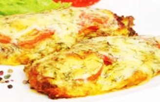 Куриное филе, запечённое под сыром с томатами, с листом салата