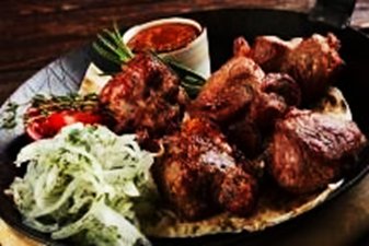 Шашлык из свиной шеи со свежими овощами и лавашом с маринованным луком (красный) с соусом BBQ