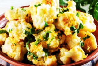 Дорадо целиком с салатом фризе, помидорами черри и овощами